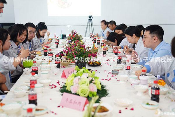 成都攀枝花小學(xué)飯?zhí)贸邪禾峁﹥?yōu)質(zhì)餐飲服務(wù)，呵護孩子健康成長
